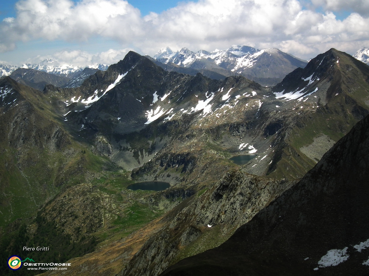 77 vista verso i Laghi di Porcile con il Valegino ed il Cadelle....JPG